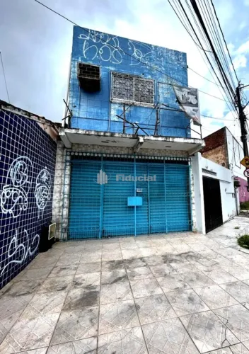 Loja com 105m² de área, contando com salão principal, banheiro e mezanino, ideal para ampl
