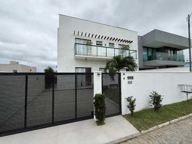 Casa Duplex Condomínio dos Pássaros Cabo Frio com 168m², 3 Quartos (2 Suítes), Área Gourme