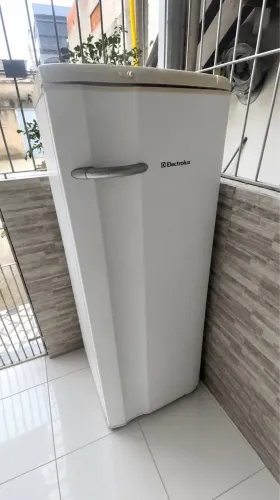 Geladeira Electrolux 260L