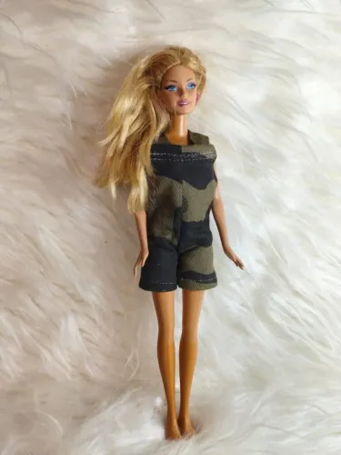 Barbie com Roupa Camuflada Mattel