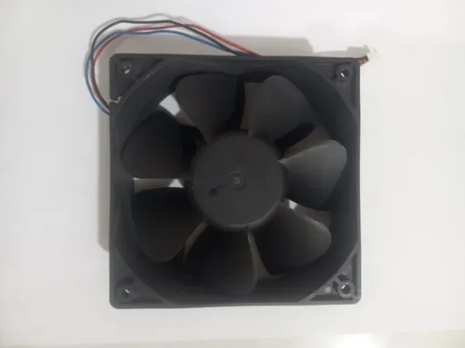 Cooler / Ventoinha para gabinete de PC 12cm / 12V 3 pinos 2500 RPM Em ótimo estado _ Delta