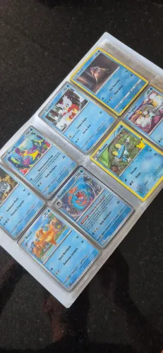 Álbum Pokemon com diversas cartas