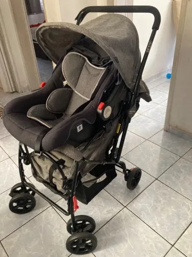Carrinho de bebê e bebê conforto