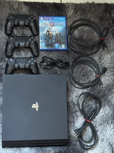 PlayStation 4 PRO + 3 controles - PS4