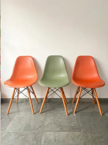 3 Cadeiras Charles Eames Eiffel - Tons Terrosos (Verde e Terracota) - Base Madeira
