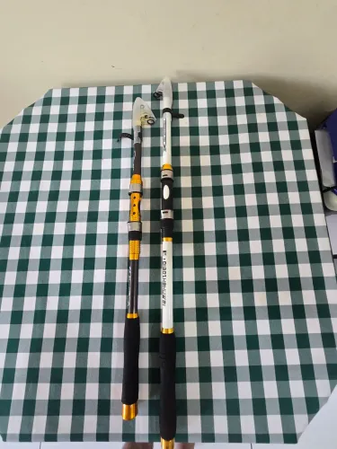 Duas vara de pesca para molinete telescópias