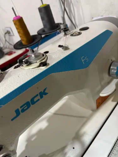 Máquina de costura Reta Jack F5