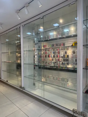 Vitrine para loja 1,90 x 2,30 com portas e prateleiras de vidro
