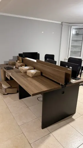 Mesa de escritório 2 lugares madeirado com pés pretos - vários conjuntos