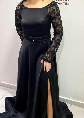 Vestido preto com mangas de renda
