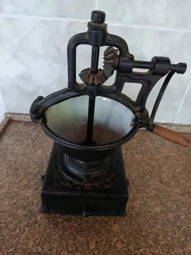 Moedor de Café Antigo Peugeot em Ferro Fundido Original Funcionando. (46 altura - 20x20)