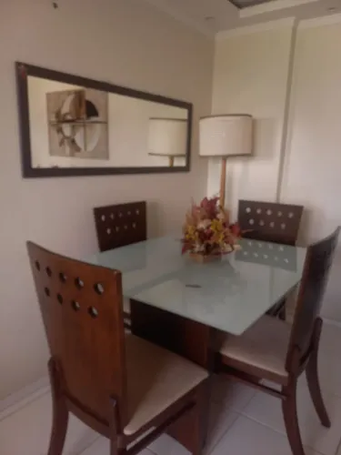 Mesa de Madeira com 4 cadeiras