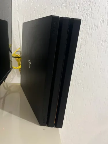 Ps4 pro 1 TB 3 jogos . 2 controles