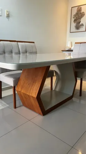 Mesa de madeira maciça e tampão de vidro . 
