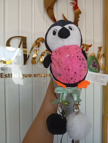 Buquê para presente com pelúcia de pinguim e dois chaveiros pompom