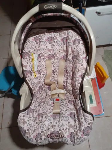 Cadeirinha de criança para automóvel com base