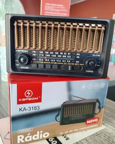 Caixa de som retrô vem com: AM/FM/SW, bluetooth