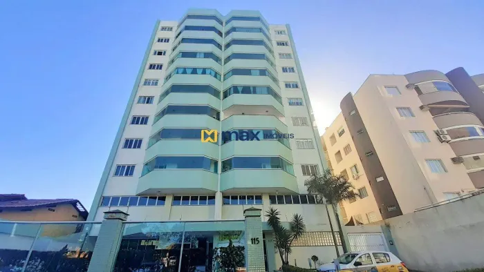 Locação: Apartamento com 3 dormitórios sendo 1 suíte a 50 metros do mar. Centro, Navegante
