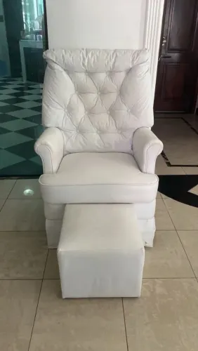 Poltrona de amamentação com puffe