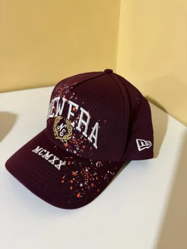 Boné da New era com o ano da fundação da marca em números romanos