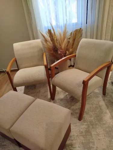 Lindas poltronas de linho base de madeira maciça  o apoio para os pés vai de brinde 