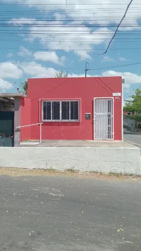 ? **ALUGA-SE CASA NA GRANJA CEARÁ - R$ 800,00/MÊS!** Casa com 2 quartos, sala ampla, cozi