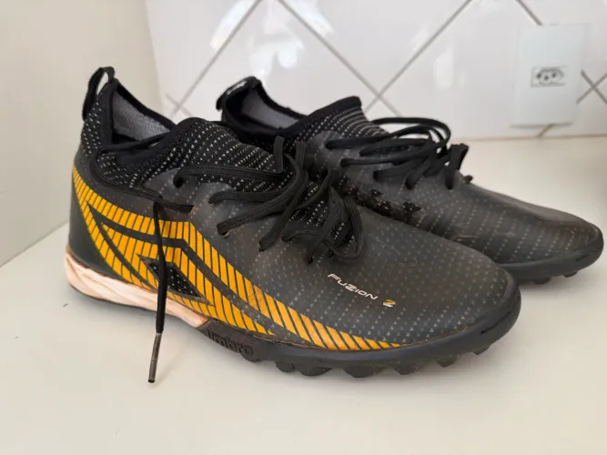 Chuteira umbro fuzion Z society