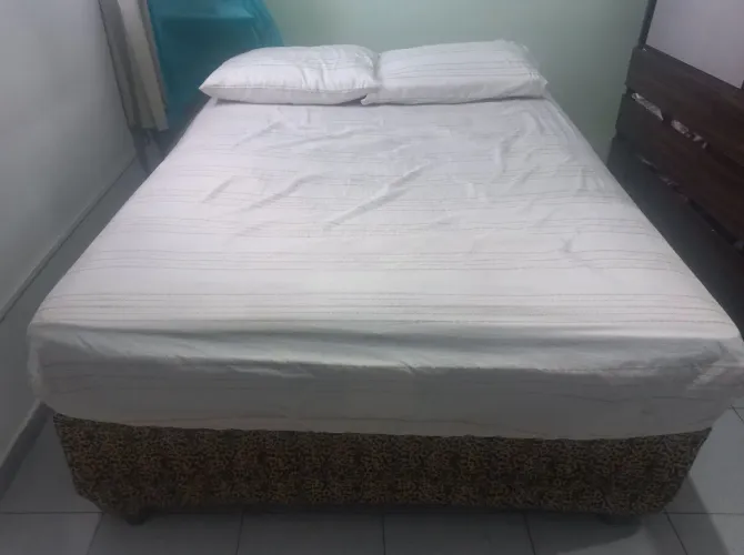 Vende-se uma cama casal