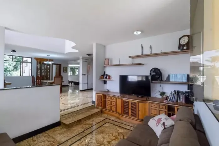 Casa à Venda - Bandeirantes, 6 Quartos, 1000 m2