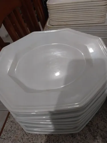 Pratos grandes de porcelana