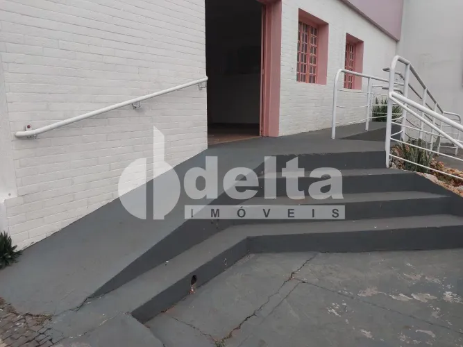 Casa comercial disponível para locação no bairro Centro em Uberlândia-MG