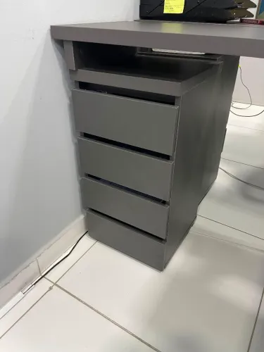 Mesa de escritório e um móvel de 4 cavetas