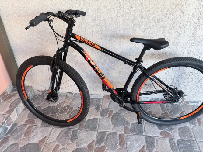 Bicicleta Caloi Vulcan, aro 29, câmbio Shimano tourney e freio a disco.