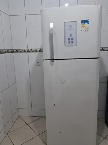 Vende-se geladeira Eletrolux.
