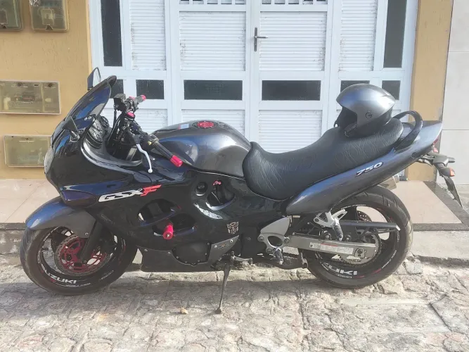 Suzuki GSX 750 F em dia ,revisado,pneus em ótimo estado, relação boa , chave reserva,super
