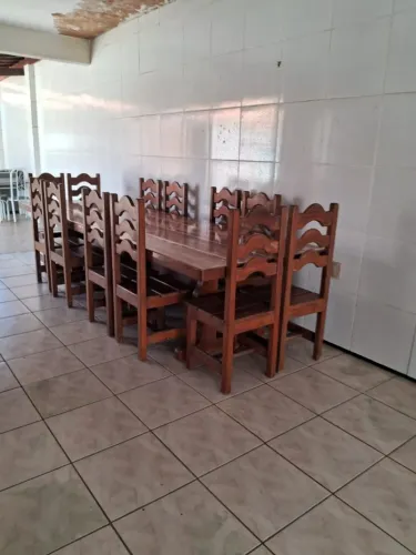 MESA MADEIRA MACIÇA COMPRIMENTO: 3,5m ALTURA: 80cm LAGURA: 1,10m CADEIRAS: 12