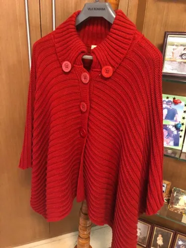 Poncho vermelho em tricot com detalhe de botões