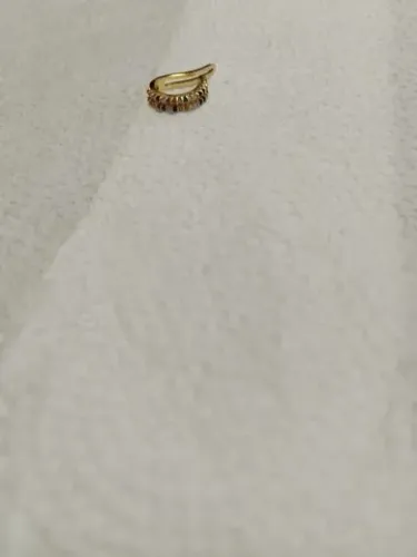 Piercing cravejado com zircônias