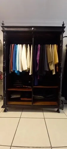 Armário / Guarda Roupas Preto Madeira Nobre ( 2.500,00 por 1.500,00)