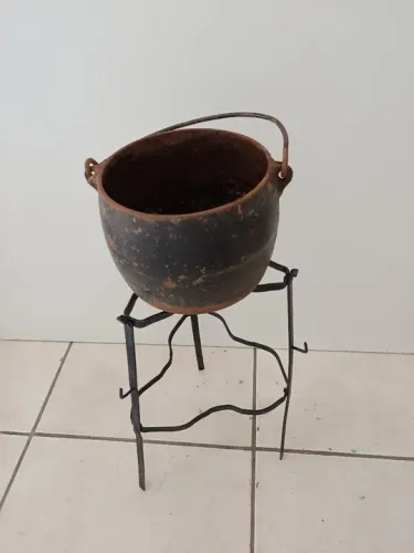 Penela antiga de ferro com mini paneleiro