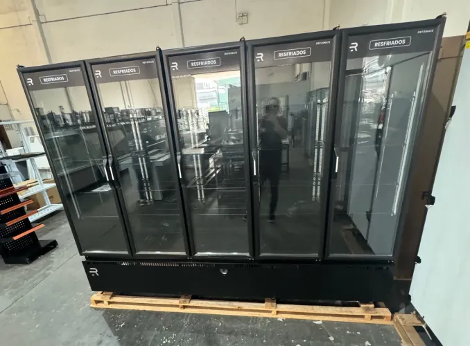 Auto serviço frios e laticínios 5 portas total black nova