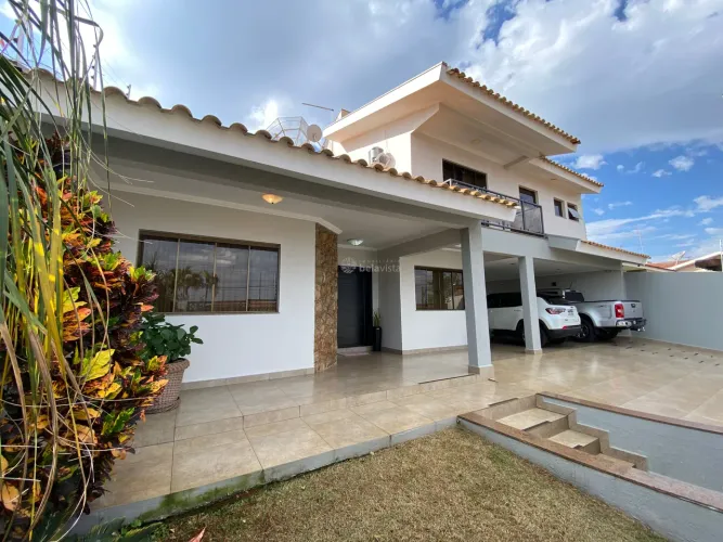 SOBRADO SEMIMOBILIADO ALTO PADRÃO À VENDA NA VILA SANTA ROSA EM APUCARANA.