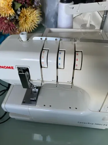 Máquina de costura galoneira Janome Cover Pro 1000CPX portátil branca 110V