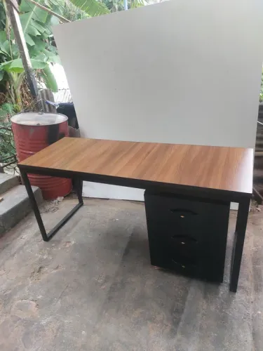 Mesa reta com gaveteiro