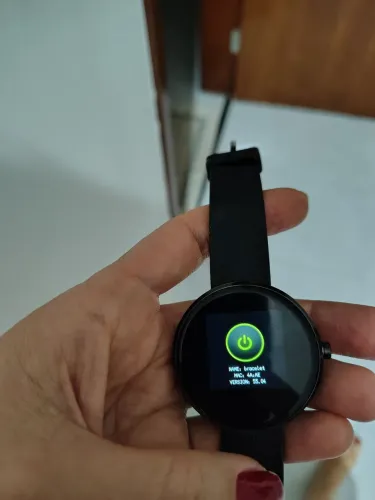 Smartwatch redondo preto. Relógio inteligente 