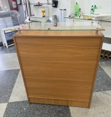 BALCÃO COLMEIA AMADEIRADO COM TAMPO DE VIDRO