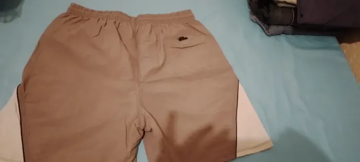 Shorts de tecido cinza com detalhes