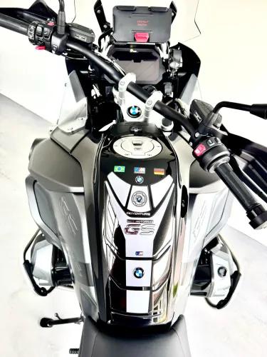 Moto BMW 1250 triple black 