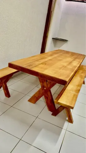 Jogo de madeira : mesa e bancos 