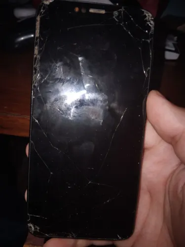 Moto One tela quebrada tampa traseira quebrada conector de carga quebrado estou vendendo 